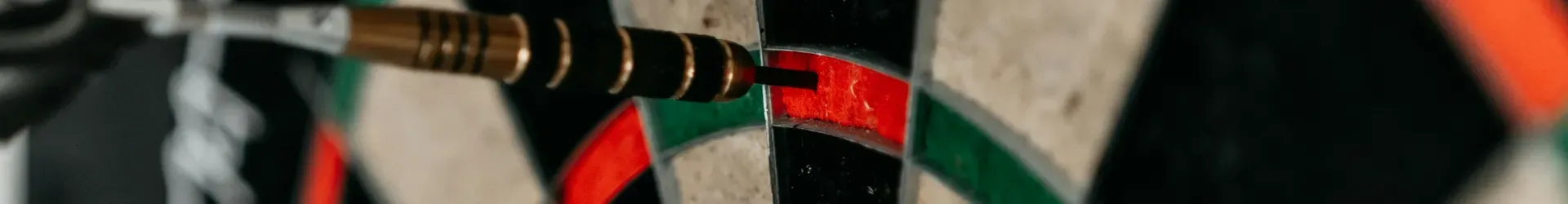 dart board met 3 uitgesmeten pijlen