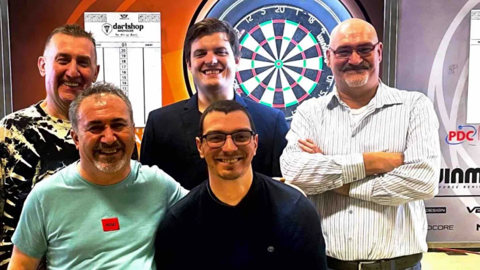 Alle bestuursleden samen op de foto